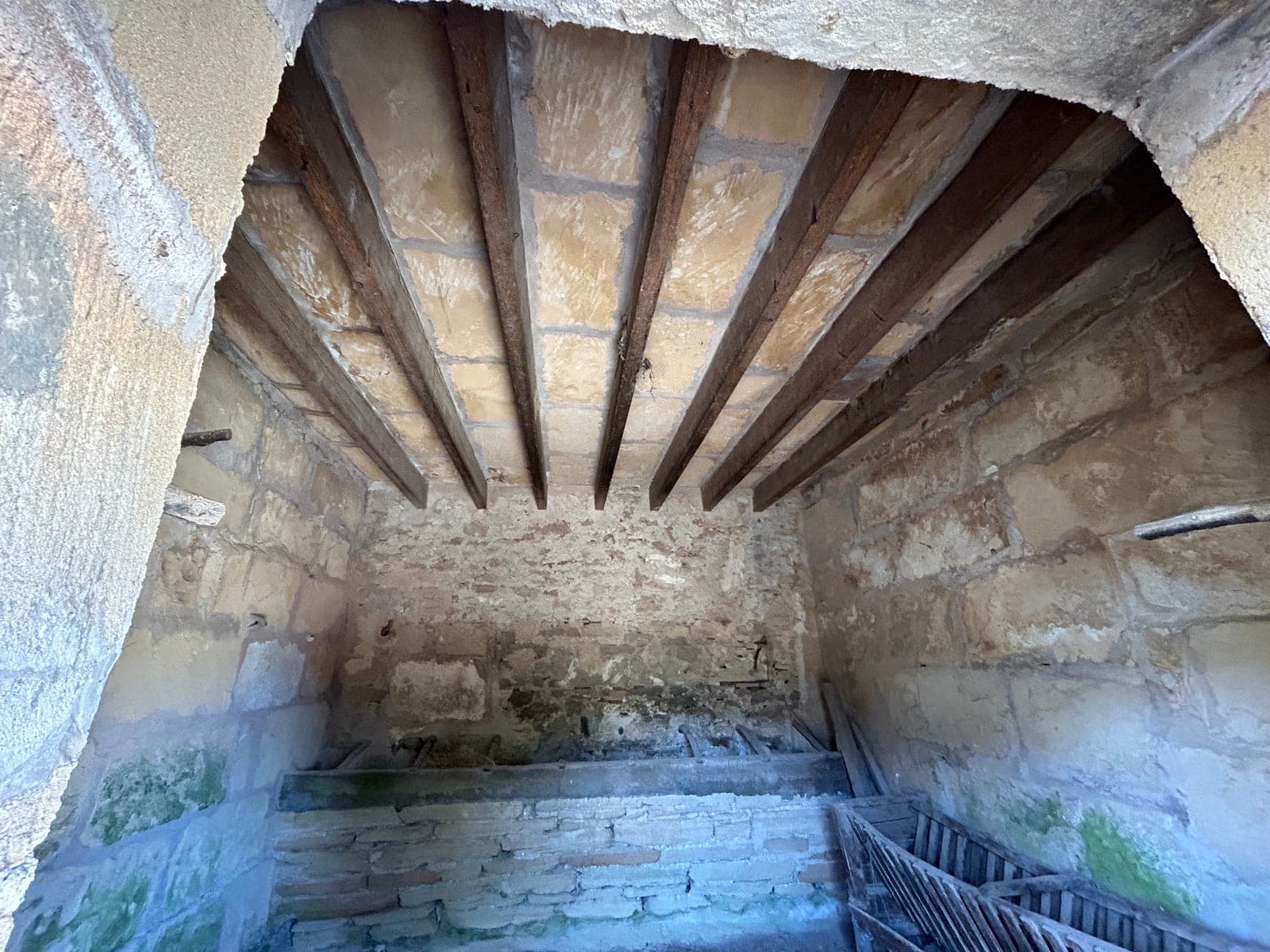 Close-up of historic stone masonry at the Can Caramany finca